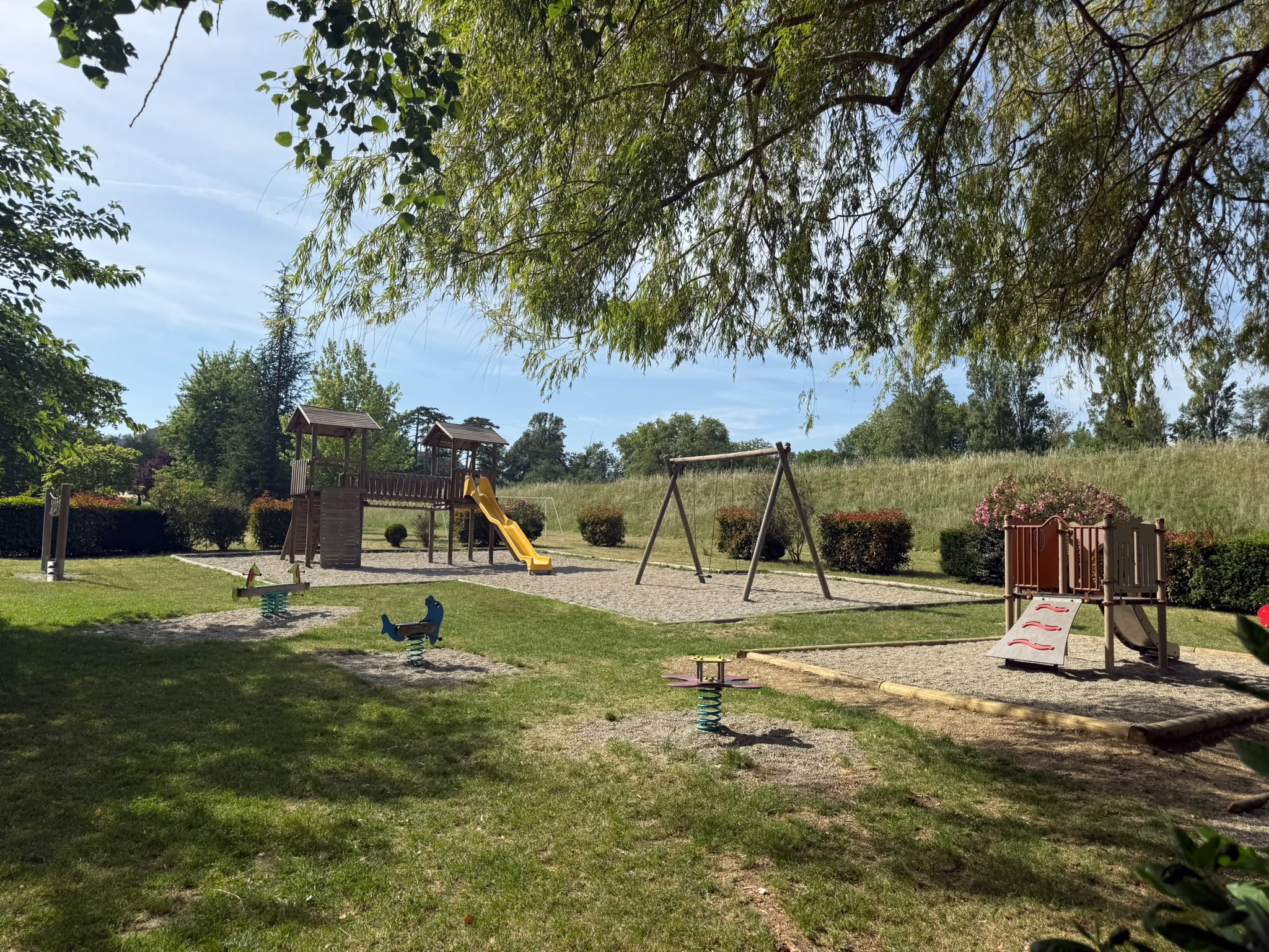 Aire de jeux ombragée pour enfants près de la guinguette